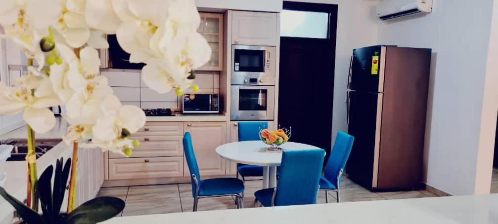Bertha'S Court D-Plus Apartments Dzorwulu Bagian luar foto