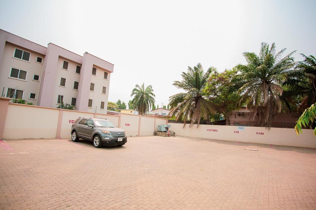 Bertha'S Court D-Plus Apartments Dzorwulu Bagian luar foto