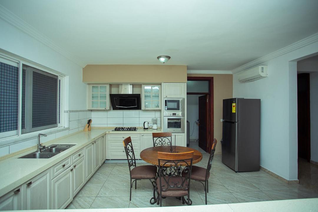 Bertha'S Court D-Plus Apartments Dzorwulu Bagian luar foto