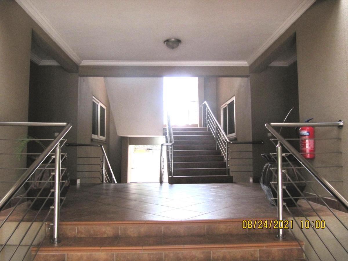 Bertha'S Court D-Plus Apartments Dzorwulu Bagian luar foto