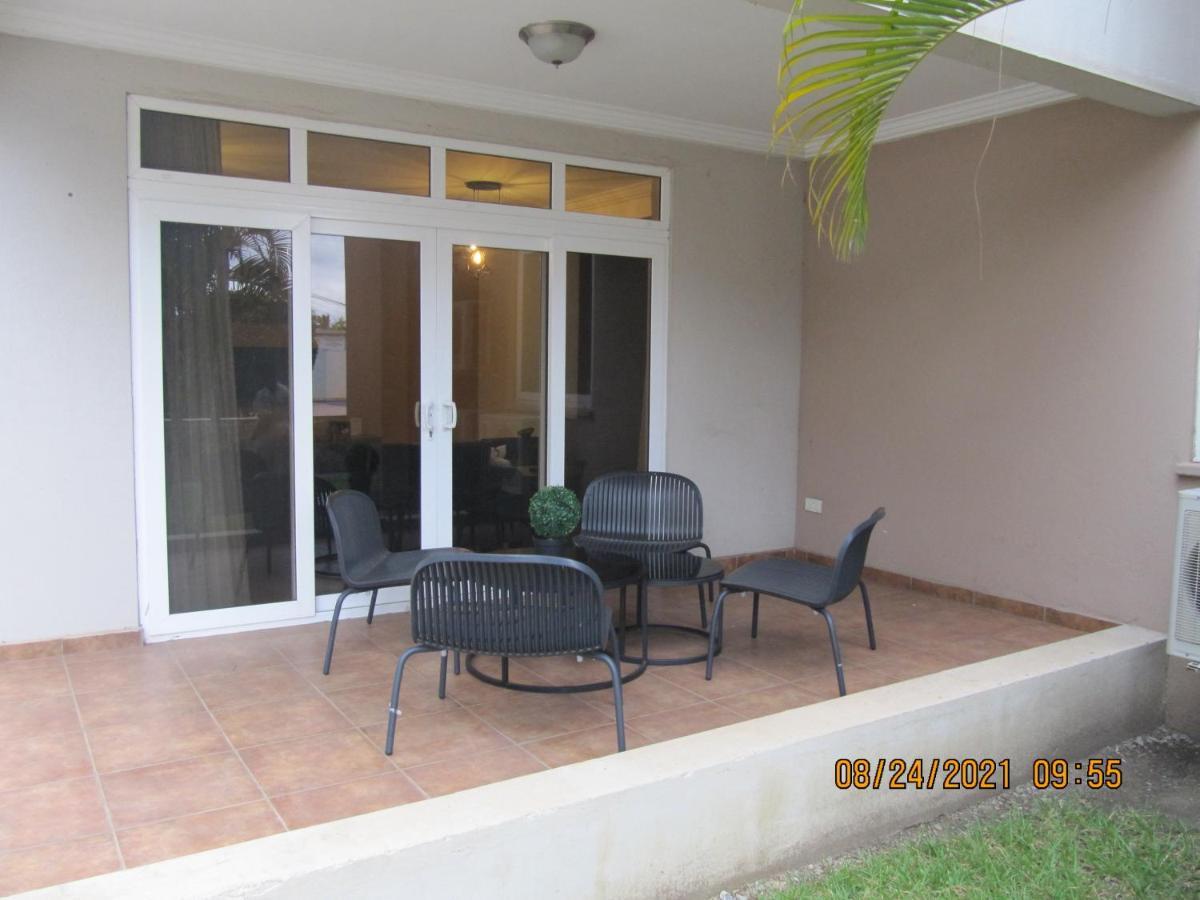 Bertha'S Court D-Plus Apartments Dzorwulu Bagian luar foto